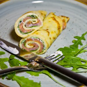 Das Bild zeigt einen Räucherlachs Crêpes.