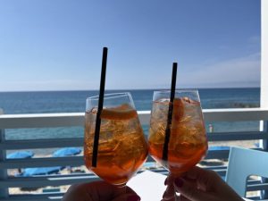 Gläser mit Aperol Spritz.