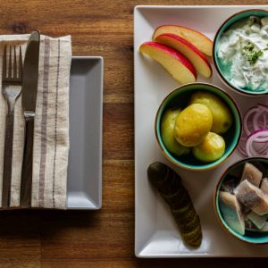 Bild zeigt eine moderne Interpretation des Rezept Matjes nach Hausfrauenart.