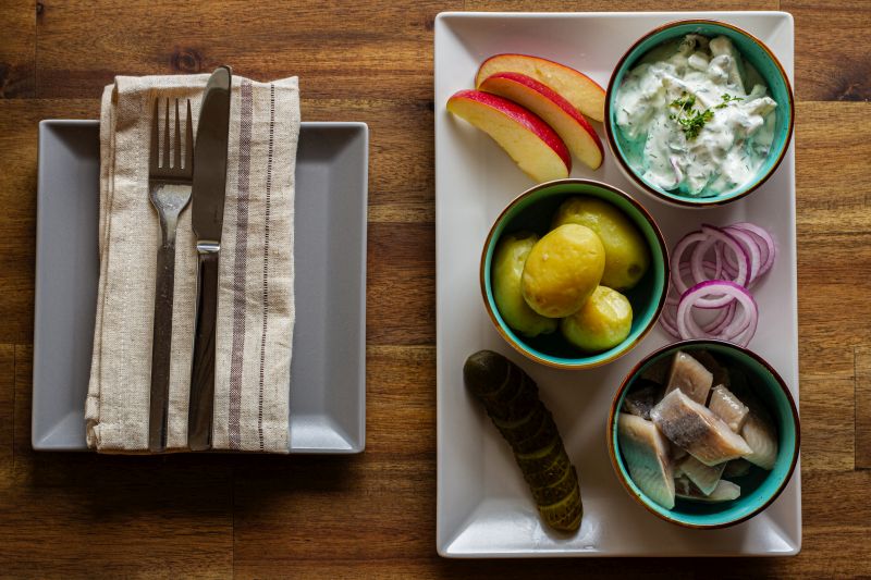 Bild zeigt eine moderne Interpretation des Rezept Matjes nach Hausfrauenart.