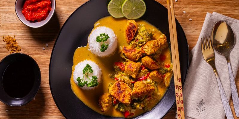 Bild zeigt einen Teller mit Joghurt-Chicken.