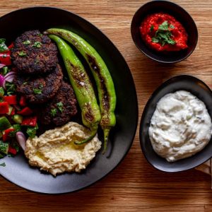 Türkische Köfte mit Beilagen.