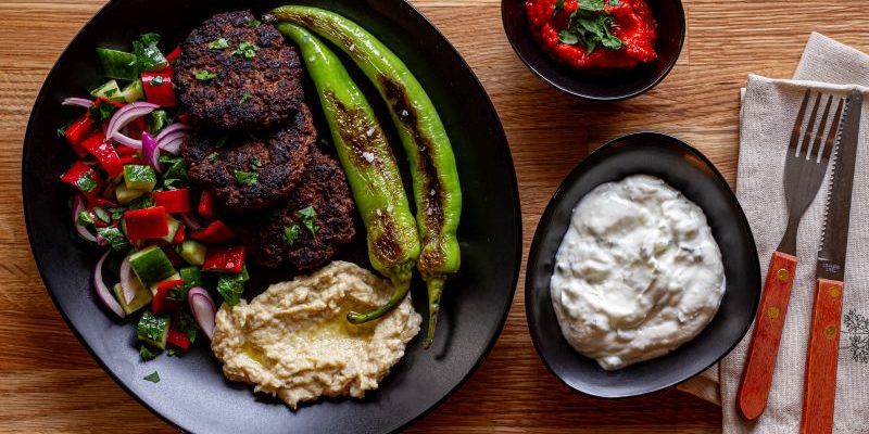 Türkische Köfte mit Beilagen.