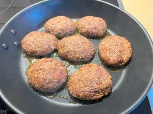 Köfte in der Bratpfanne.