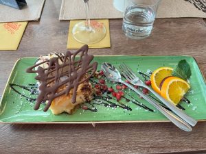 Dessert mit Gries Schnitte und Vanille Eis im Restaurant Ropoto