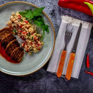 Angerichteter Teller mit Bulgur Salat. Foodista-Hannover Rezept