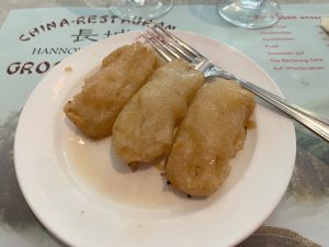 Lieblos angerichtetes Dessert. Gebackene Bannane.