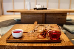 Bild zeigt ein Probierkännchen mit Tee beim Tasting von Paper & Tea