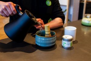 Bild zeigt die Zubereitung eines Matcha-Tees im Store von Paper & Tea.