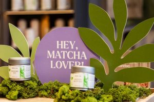 Bild zeigt einen Aufsteller von Matcha im Store von Paper & Tea.
