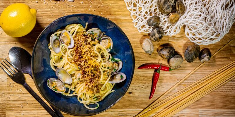 Bild zeigt einen Teller mit Spaghetti alle Vongole. Ein Rezept aus Florenz.
