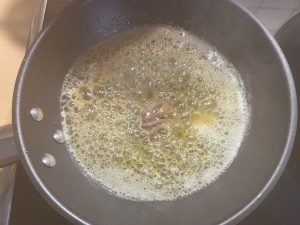 Bild zeigt zerlassene Butter in der Sardellenfilet braten.