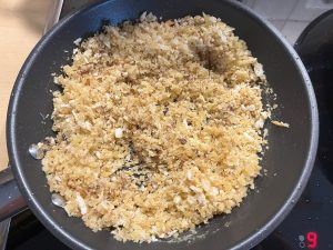 Bild zeigt eine Bratpfanne in der Panko röstet.