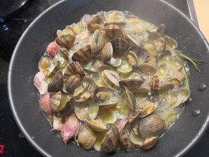 Bild zeigt eine Bratpfanne in der Muscheln garen.