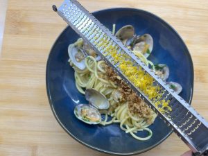 Der Teller für da Spaghetti alle Vongole Rezept von Foodista Hannover wird angerichtet.