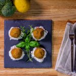 Bild zeigt Brokkoli Kugeln mit Mozzarella gefüllt, auf einem Räucherlachs Ricotta Dip