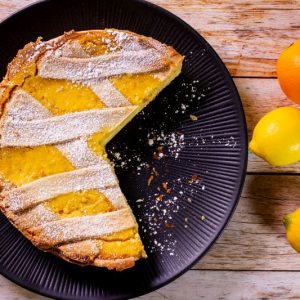 Bild zeigt Neapolitanische Pastiera. Der traditionelle Osterkuchen aus Neapel in Italien.
