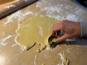 Das Bild zeigt das Ausstechen der Weihnachtskekse nach dem Rezept von Foodista-Hannover.