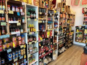 Bild zeigt einen Teil des Sortiments vom Ekeko Shop, den Foodista-Hannover besucht hat.