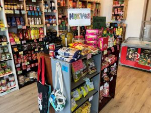 Bild zeigt das Sortiment vom Ekeko Shop Hannover bei einem Besuch von Foodista-Hannover, auf der Suche nach Lateinamerkas Geschmack.