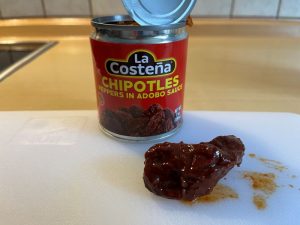 Bild zeigt eine Dose mit Chipotles Peppers in Adobo Sauce für ein Rezept von Foodista-Hannover.