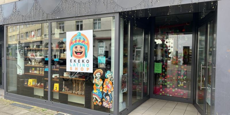 Bild zeigt das Schaufenster vom Ekeko Shop in Hannover. Hier gibt es alles, was Foodista-Hannover für den Lateinamerkanischen Geschmack braucht.