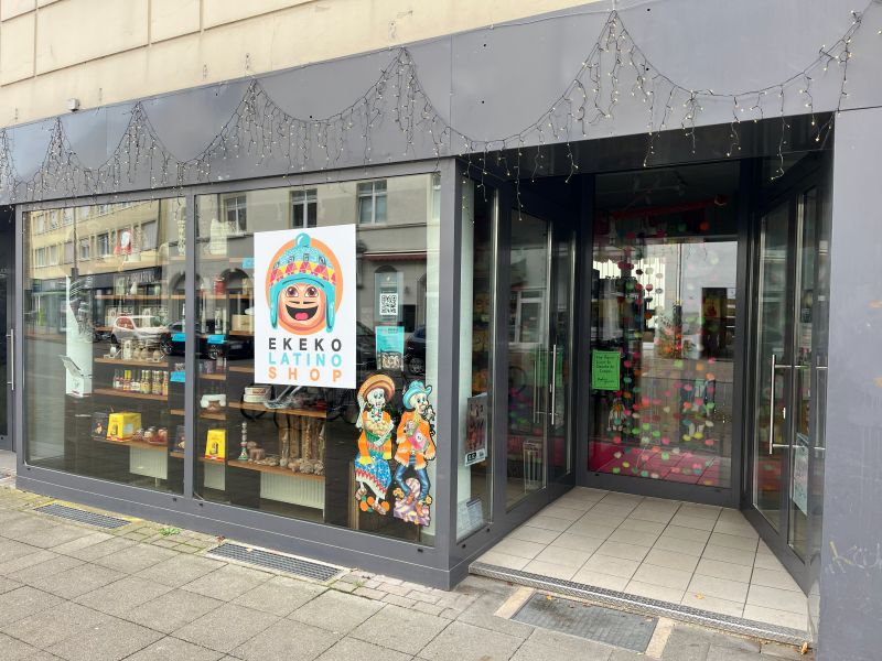 Bild zeigt das Schaufenster vom Ekeko Shop in Hannover. Hier gibt es alles, was Foodista-Hannover für den Lateinamerkanischen Geschmack braucht.