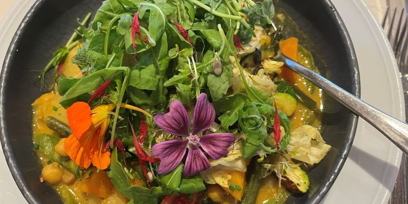 Bild zeigt einen Gemüseteller mit Blüten - Foodista-Hannover