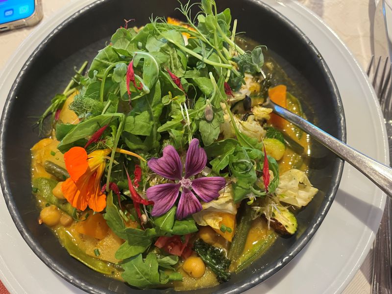 Bild zeigt einen Gemüseteller mit Blüten - Foodista-Hannover