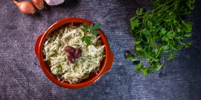 Bild zeigt eine Schale mit Griechischem Krautsalat nach einem Rezept von Foodista-Hannover.