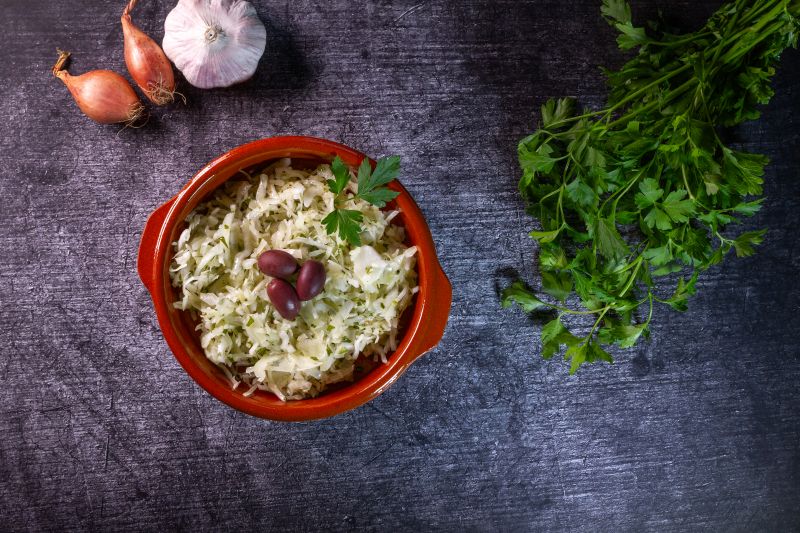 Bild zeigt eine Schale mit Griechischem Krautsalat nach einem Rezept von Foodista-Hannover.